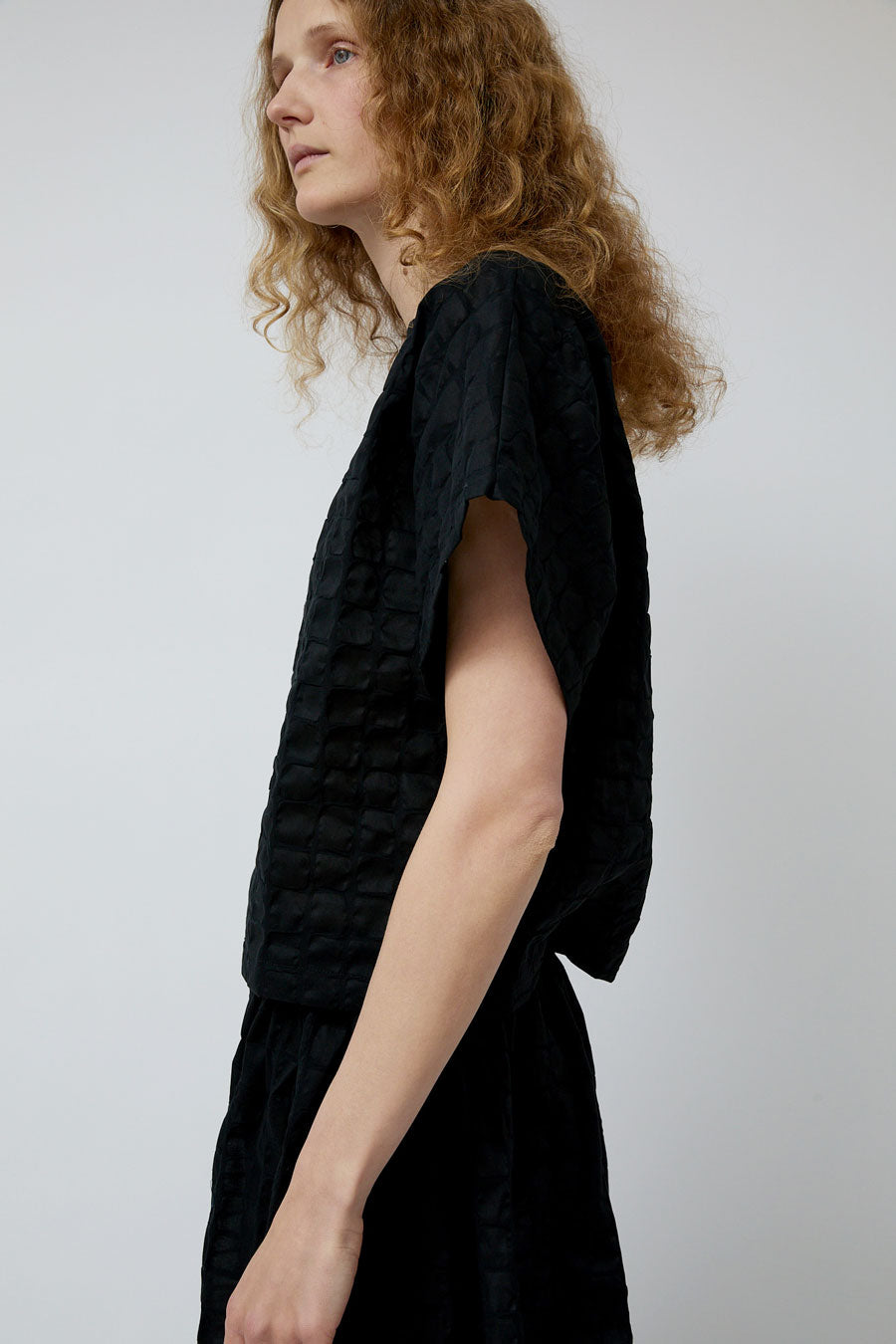Black Crane Ripple Finish Top in Black