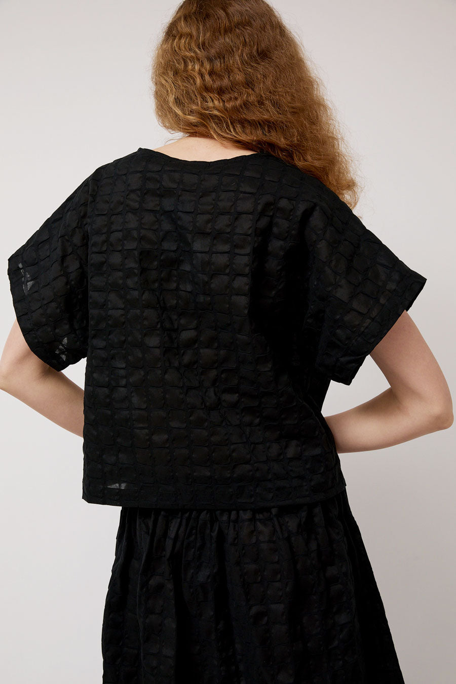 Black Crane Ripple Finish Top in Black