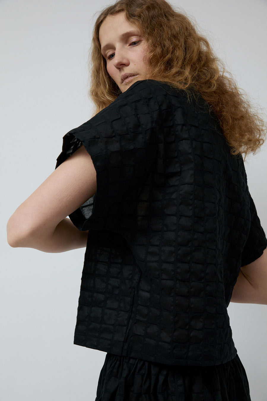 Black Crane Ripple Finish Top in Black