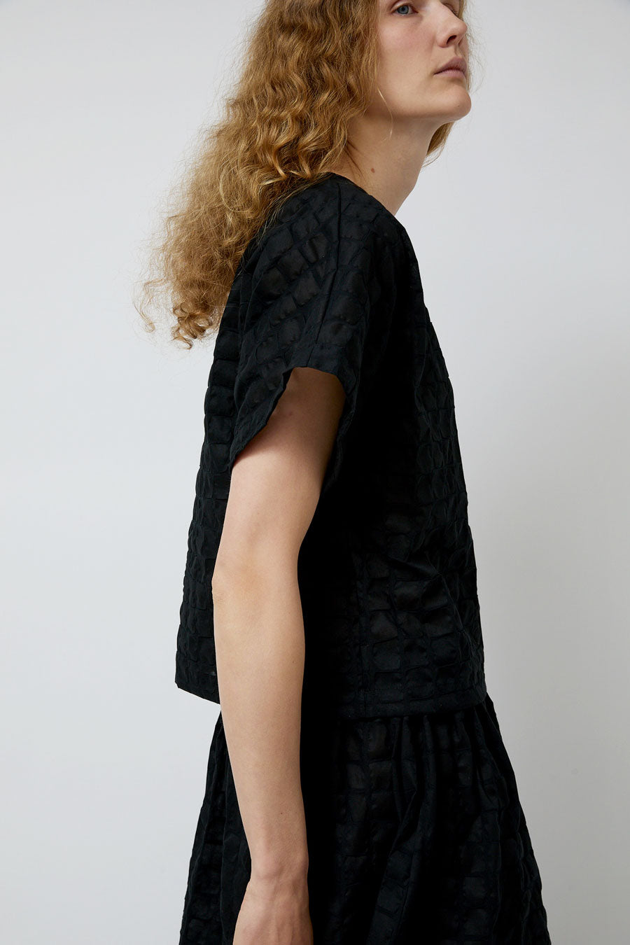Black Crane Ripple Finish Top in Black